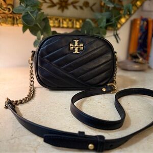 Tory Burch Kira
Chevron Small
Camera Bag
Crossbody Purse
Black w/ Rolled Brass